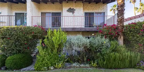 1833 S Araby