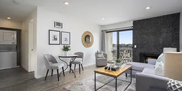 2909 Cowley
