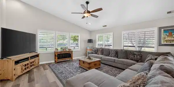 9902 Avenida Miravilla