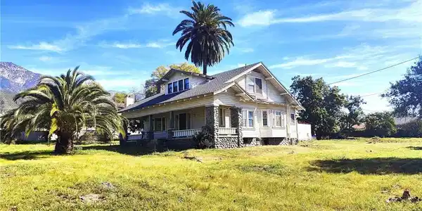 425 E 24th