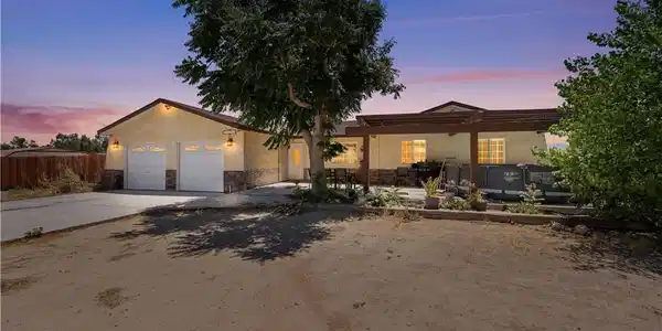 11138 E Avenue R2