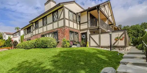 395 Mariposa Avenue