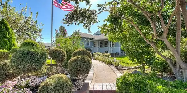 537 Jamestown