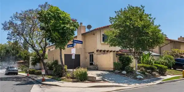 1102 Calle Linares