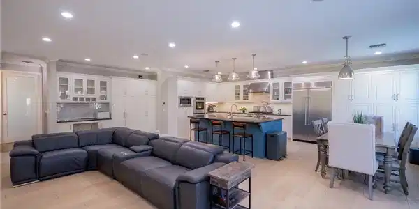 1103 W Danton