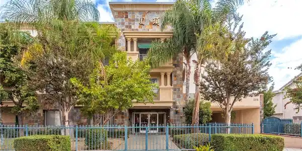 208 N Lincoln