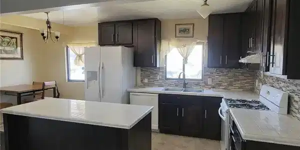3138 W Nicolet