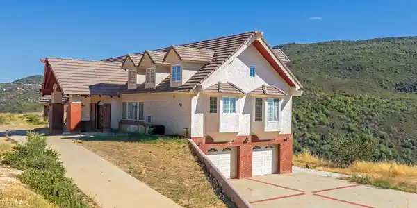 2101 Coulter Ln