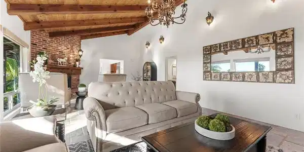 6731 Via De La Reina