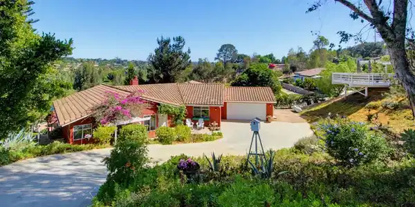 2202 Crest Hill Lane