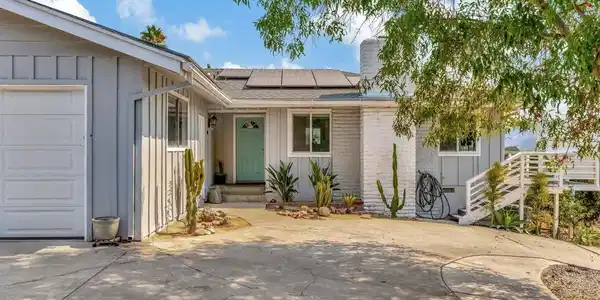 1055 Via Lomita