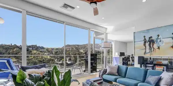 2735 Hollyridge Drive
