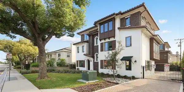 905 SUNSET BLVD