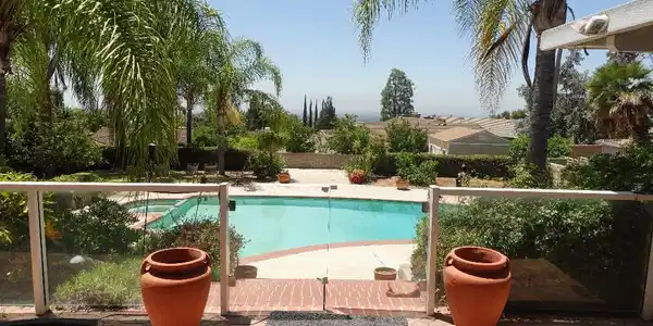 2534 E Vista