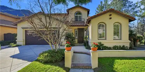 10 Boulder Ridge Court