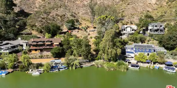 2100 Lakeshore Drive