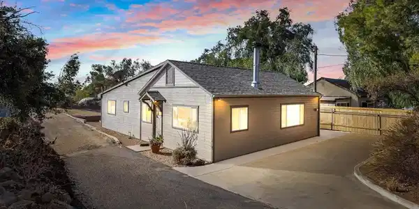 3065 N Victoria Dr