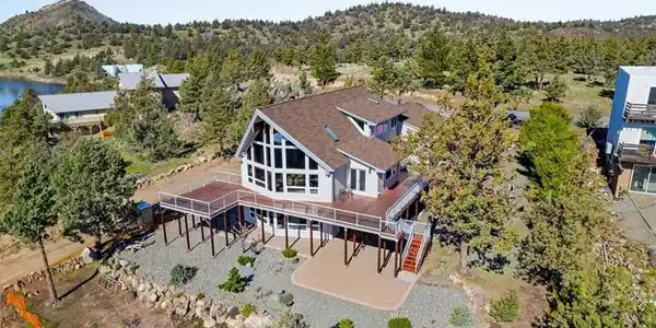 15516 Valley View Drive