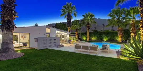 406 E Desert Holly Circle