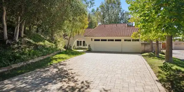 5900 Gleam Court