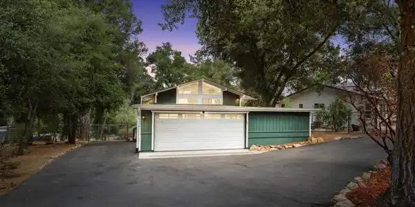 8438 Valley View Trail