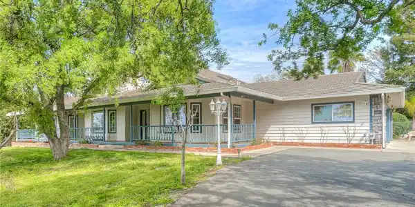 28 Pine Oaks Road