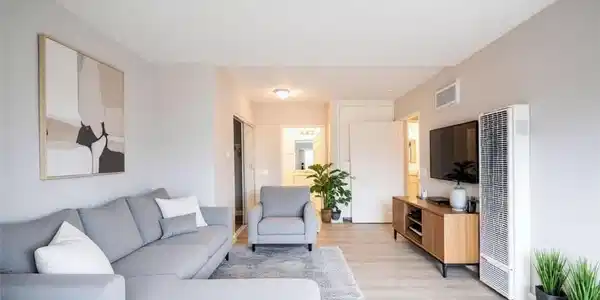 868 E Alvarado