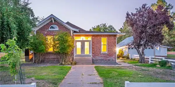 206 E Mcdowell Avenue