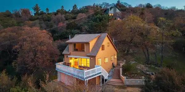 1090 Valley View Dr