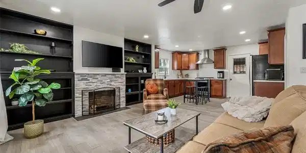 4327 E Philo