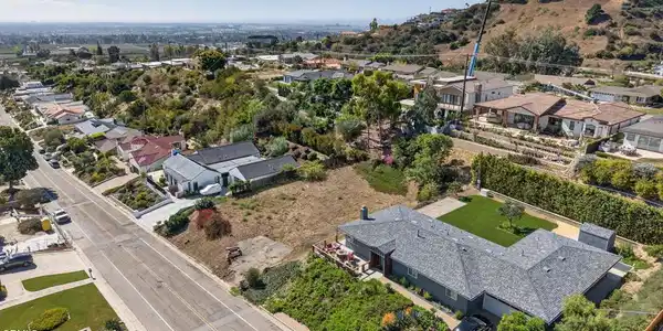 961 Colina Vista