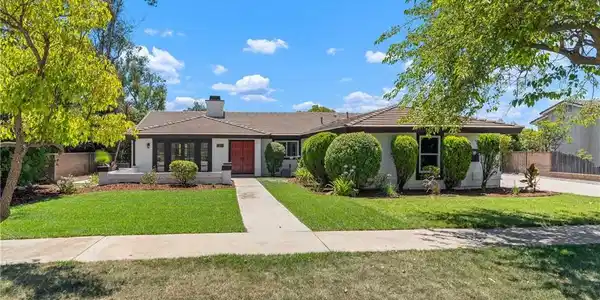 426 E Holyoke Place