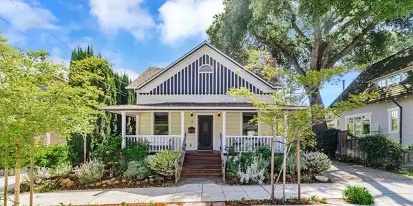 28 Bayview Avenue