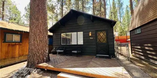 926 E Barker