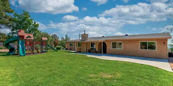 3008 N Victoria Dr