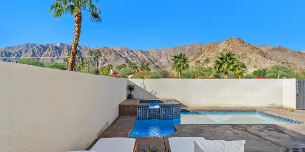 51220 Avenida Carranza