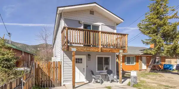 1011 W Fairway