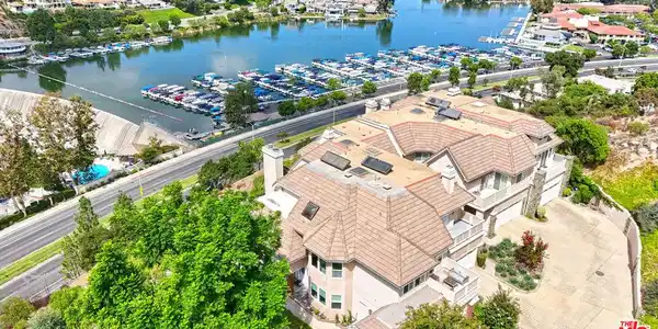 3335 Lake Crest Court
