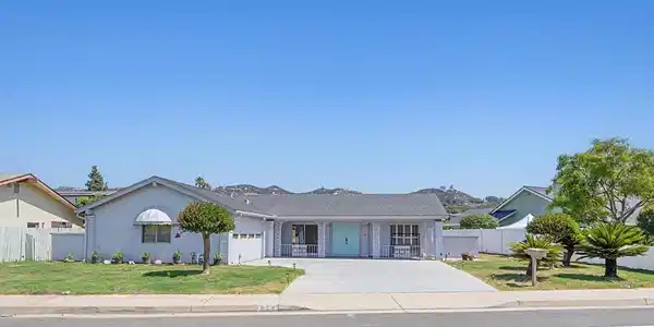 1622 W Country Club Lane
