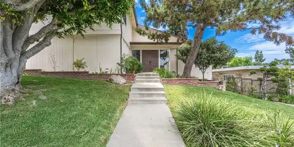 1319 Via Del Rey