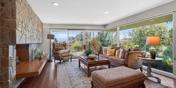 2904 Far View