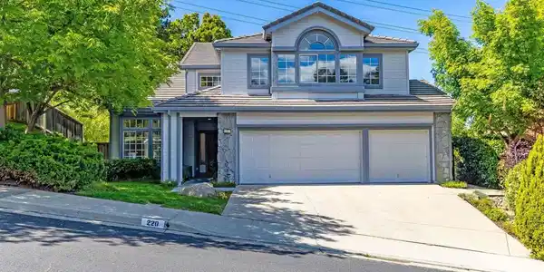 220 Valley Glen Ln