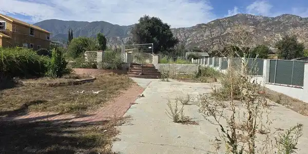 109 E Las Flores Drive