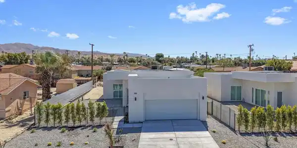 15464 Avenida Rambla