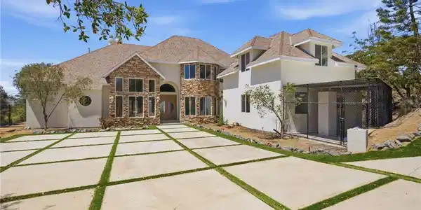 1094 Hillcrest View Lane