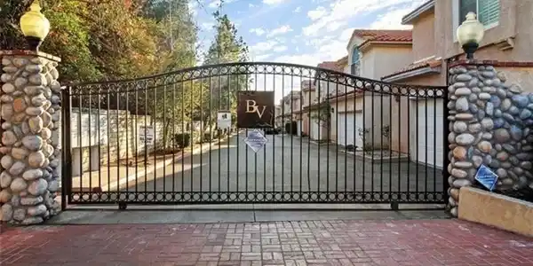 13775 Glenoaks