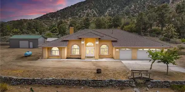 1679 Desert Front Road
