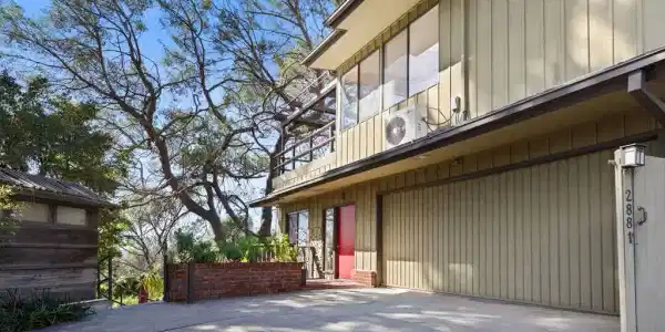 2881 Hollyridge Drive