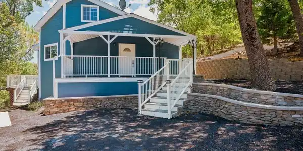 919 Kenison Dr