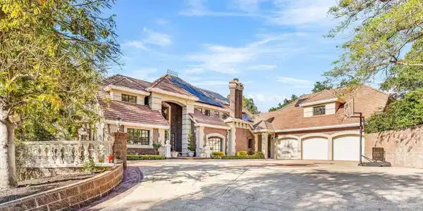 219 Valley Oaks Dr